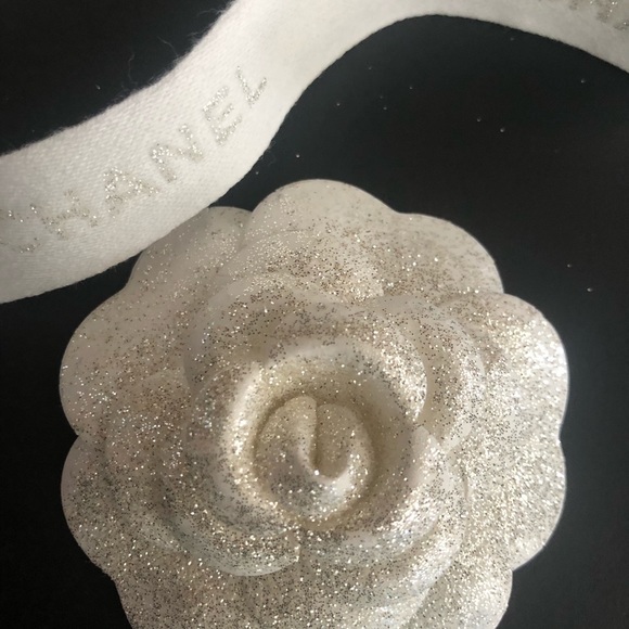 SOLD!! 5 Chanel Camellia Flowers & 3 Chanel Bows Sparkle - Picture 3 of 5